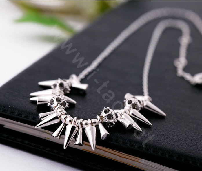 Fashion Unique Punk Rivet Alloy Pendant Choker Bib Statement Necklace Women Jewelry - Silver