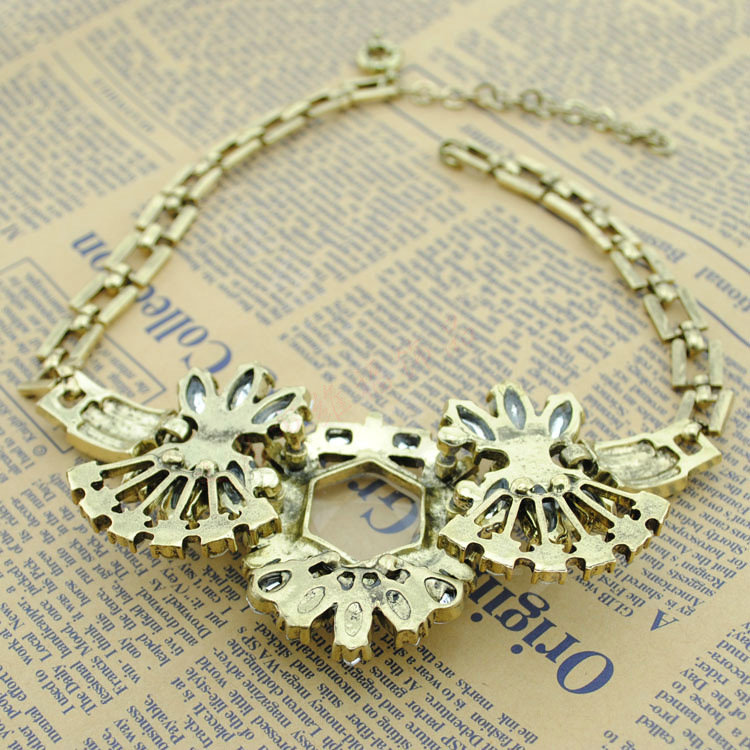 Luxury Crystal Gemstone Pendant Vintage Choker Statement Bib Necklace Women Jewelry - White