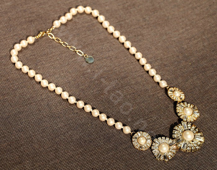 Luxury Crystal Pearl Alloy Flower Pendant Choker Bib Statement Necklace Women Jewelry - White