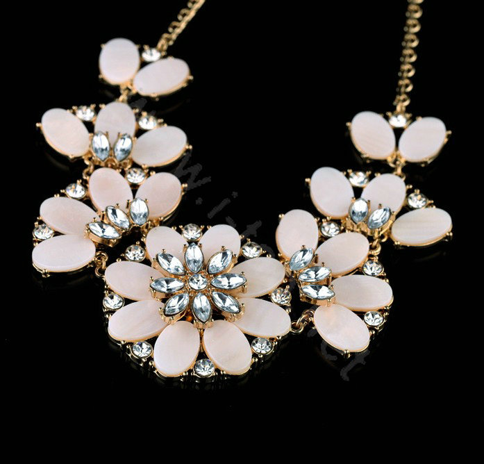 Luxury Crystal White Shell Flower Pendant Choker Bib Statement Necklace Women Jewelry