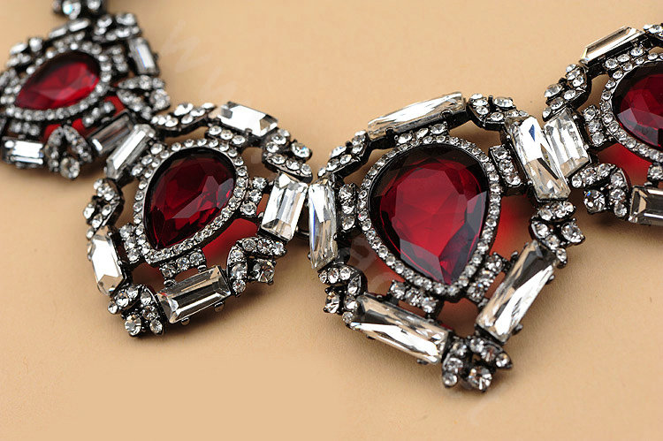 Luxury Elegant Women Choker Crystal Gem Bib Necklace Jewelry - Red