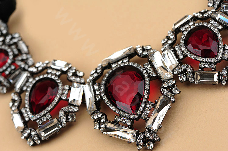 Luxury Elegant Women Choker Crystal Gem Bib Necklace Jewelry - Red