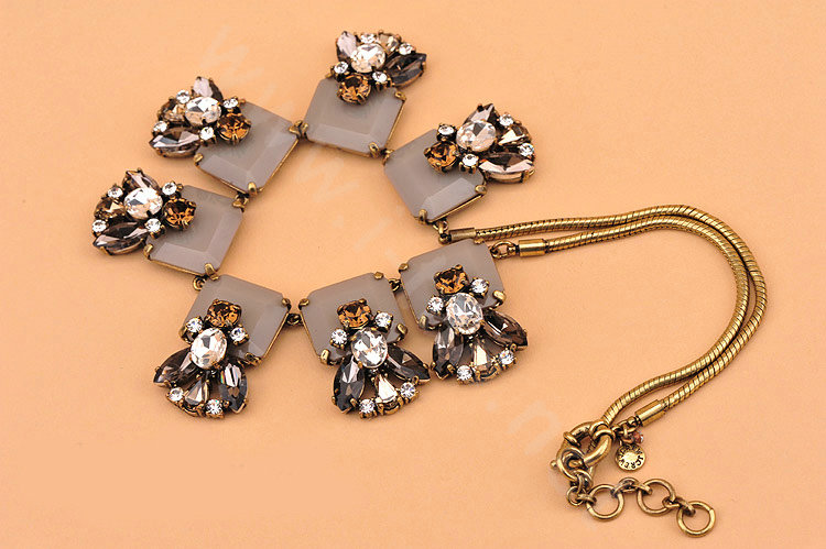 Luxury Fashion Women Exaggeration Choker Crystal Flower Retro Bib Necklace Jewelry - Grey