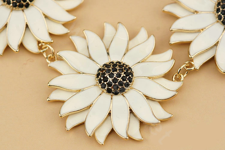Luxury Fashion Women Exaggeration Choker Daisy Flower Crystal Bib Necklace Jewelry - White