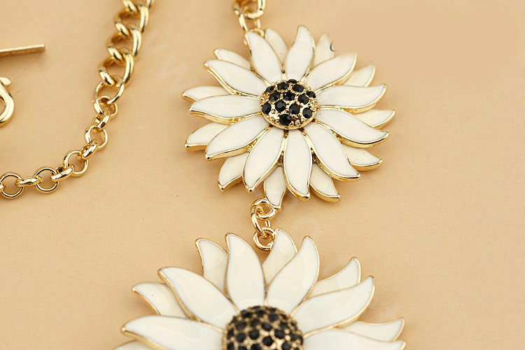 Luxury Fashion Women Exaggeration Choker Daisy Flower Crystal Bib Necklace Jewelry - White