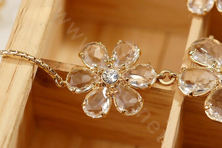 Luxury Fashion Women Exaggeration Choker Flower Crystal Bib Necklace Jewelry - White