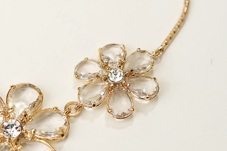 Luxury Fashion Women Exaggeration Choker Flower Crystal Bib Necklace Jewelry - White