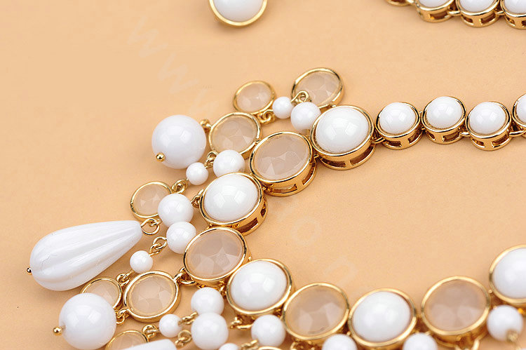 Luxury Fashion Women Exaggeration Choker Vienna Gems Bib Necklace Jewelry - White