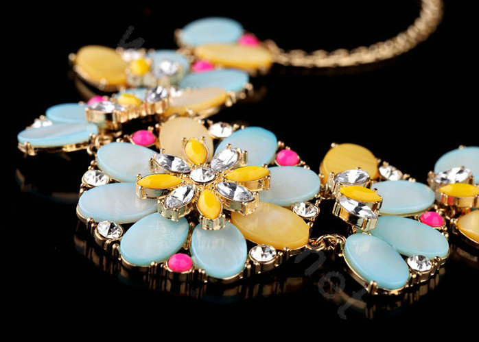 Luxury Multicolor Crystal Shell Flower Pendant Choker Bib Statement Necklace Women Jewelry