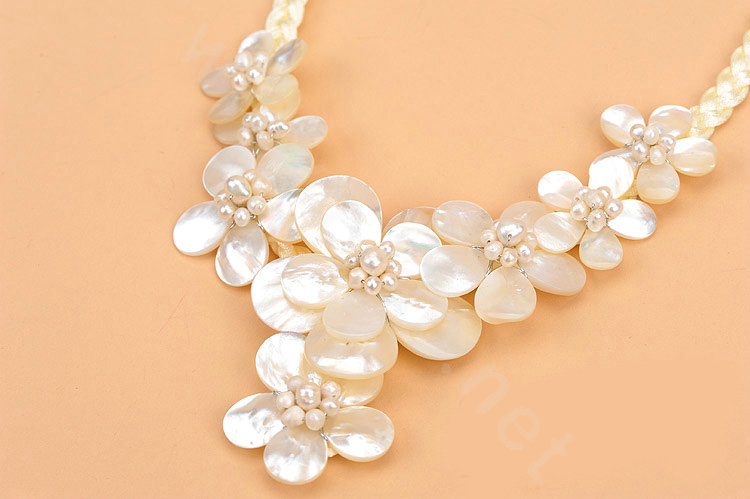 Luxury Women Exaggeration Choker Handwoven Natural Shell Pearl Flower Bib Necklace Jewelry - White