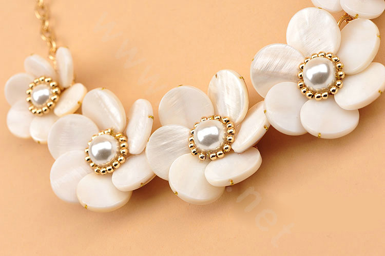 Luxury Women Exaggeration Choker Natural Shell Pearl Flower Bib Necklace Jewelry - White