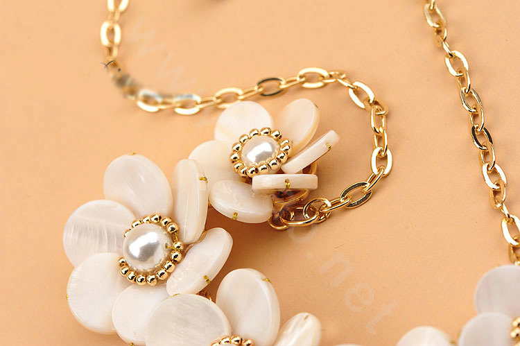 Luxury Women Exaggeration Choker Natural Shell Pearl Flower Bib Necklace Jewelry - White