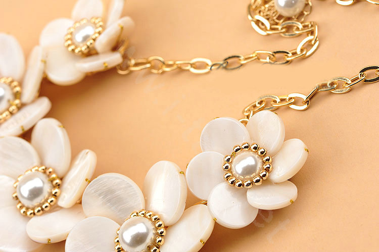 Luxury Women Exaggeration Choker Natural Shell Pearl Flower Bib Necklace Jewelry - White