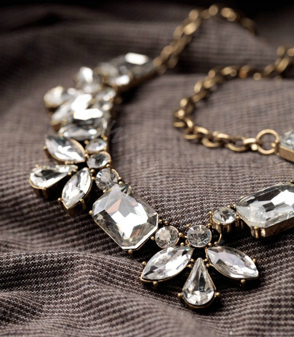 Retro Luxury Crystal White Gemstone Flower Pendant Choker Bib Statement Necklace Women Jewelry