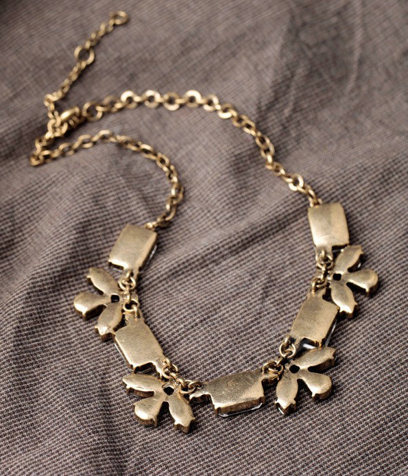 Retro Luxury Crystal White Gemstone Flower Pendant Choker Bib Statement Necklace Women Jewelry