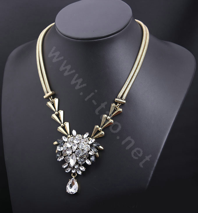 Women Retro Exaggeration Choker Crystal Gem GP Flower Bib Necklace Jewelry - White