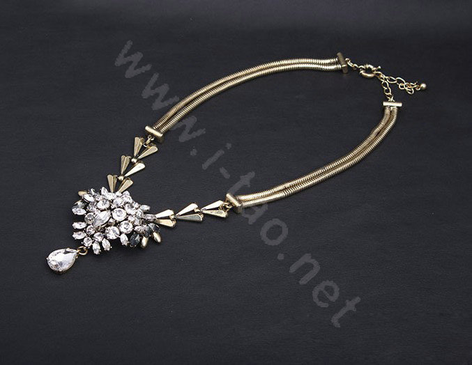 Women Retro Exaggeration Choker Crystal Gem GP Flower Bib Necklace Jewelry - White