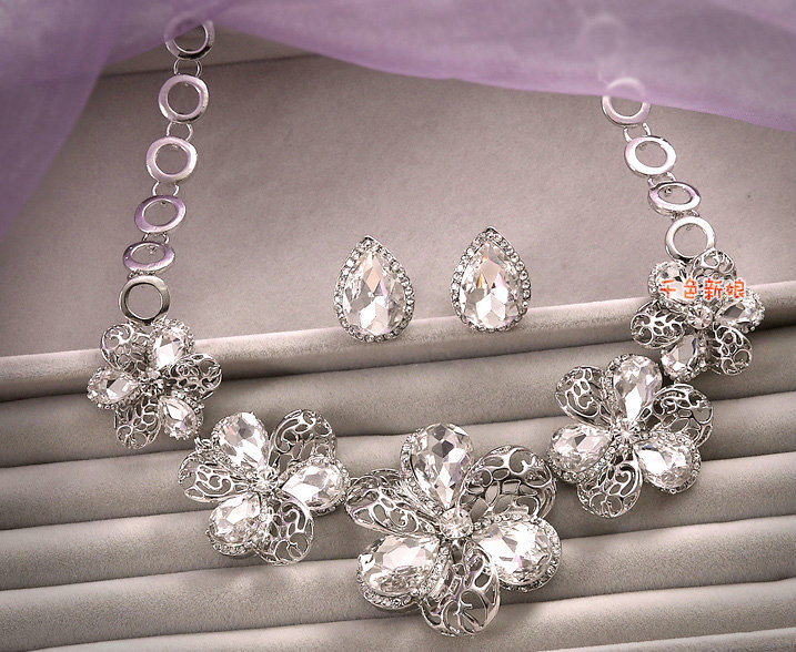 Classic Wedding Bridal Jewelry Elegant Hollow Flower Crystal Rhinestone Necklace Earrings Sets