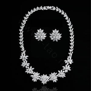 Luxury Wedding Banquet Jewelry Sets Diamond Flower Stud Earrings & Bridal AAA Zircon Statement Necklace