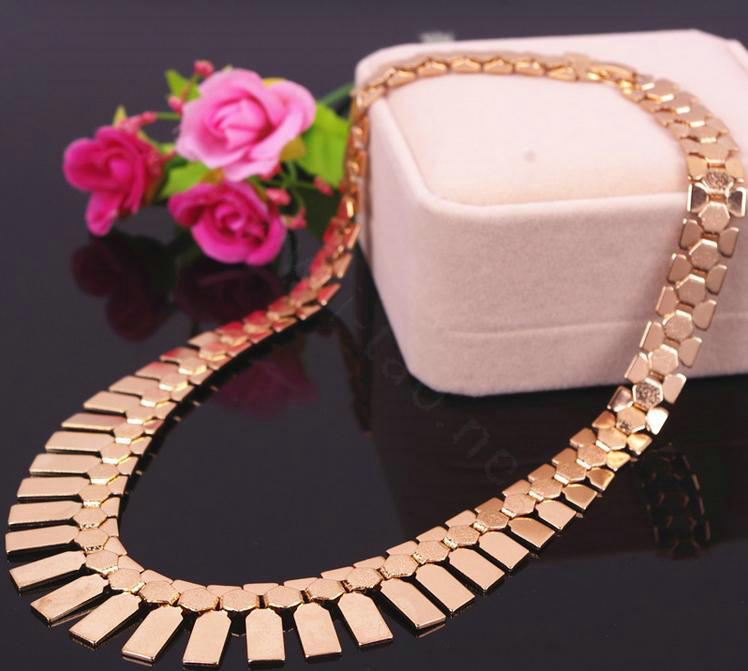 Fashion Simple Personality Women Gold-plated Texture Metal Sequins Short Necklace Clavicle Chain